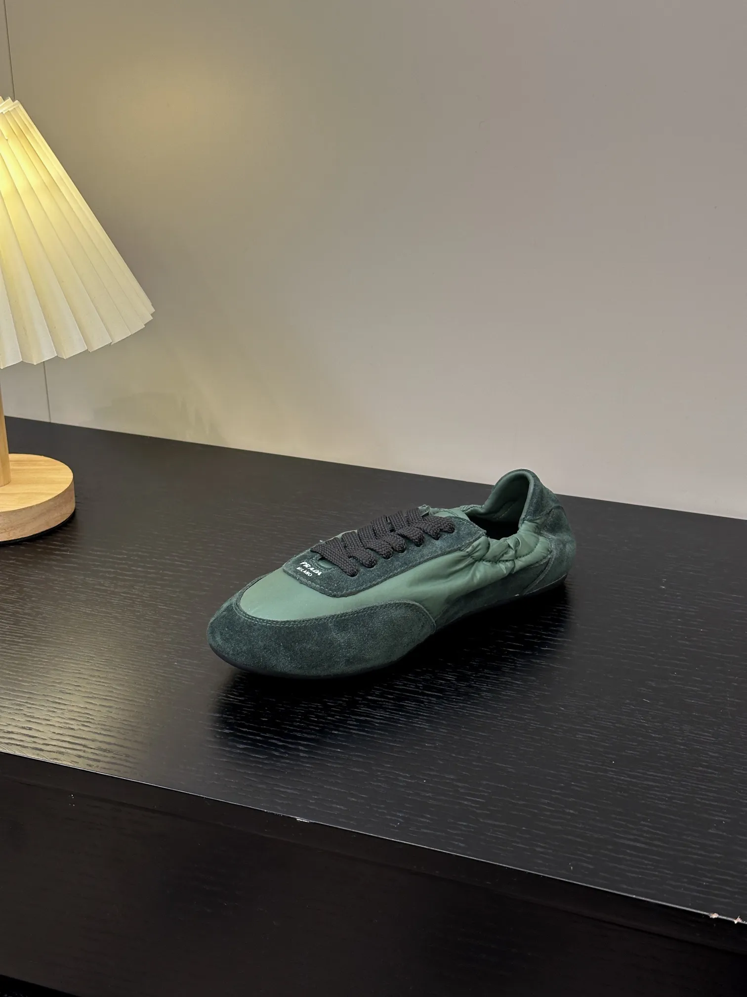 👟👟Ex-factory price 420👟👟 💠𝐏𝐑𝐀𝐃𝐀#Prada catwalk style lightweight thin-soled new moral training shoes casual shoes💠 outsole molded TPU❣️not made of rubber! The suede upper is textured, and the inner sheepskin is wrapped, which is soft and waxy. The insole is thickened with lambskin, which is extremely comfortable to step on, has a sense of support, and feels well wrapped. The shoe shape is full of wrapping, light, easy to wear, and practical. It is a casual shoe that makes you taller and longer legs! White is clean and refreshing, needed all year round, and can be easily worn with skirts and trousers. Upper: imported suede/original molded fabric. Lining: sheepskin. Outsole: TPU outsole! Different from cheap rubber soles on the market! Code number: 35-40 (40 customized)